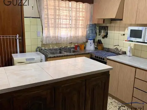 Casa 8 ambientes con 3 baños