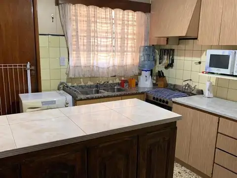 Casa 8 ambientes con 3 baños