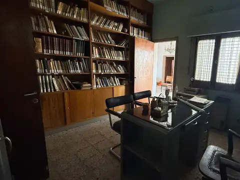Casa 11 ambientes con 2 baños