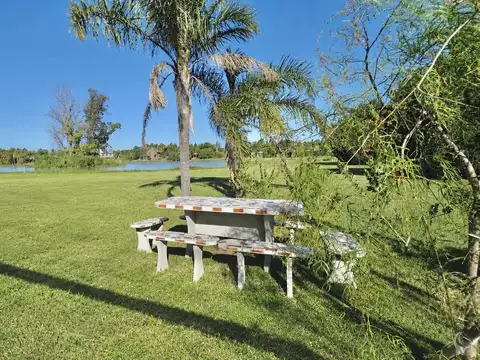 CASA EN CARCARAES | 2 DORMITORIOS | PILETA | VISTA AL LAGO | LOTE 1.400 M²