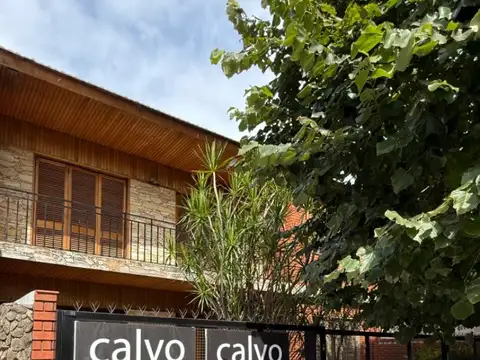 Excelente Chalet en 2 Plantas con Fondo y Pileta