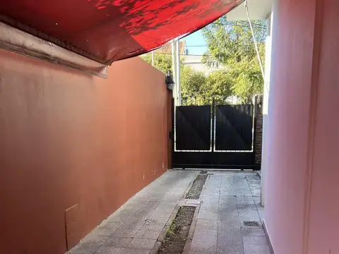 Venta casa multifamiliar con cochera y fondo en Wilde