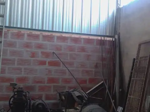 VENDE Galpón 270 m2 cubiertos y 2 deptos, sobre lote 500 m2