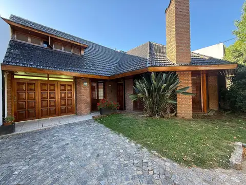 Casa en venta  de 5 ambientes con pileta en lujan centro