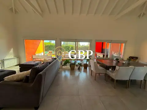 Casa 4 ambientes con 4 baños