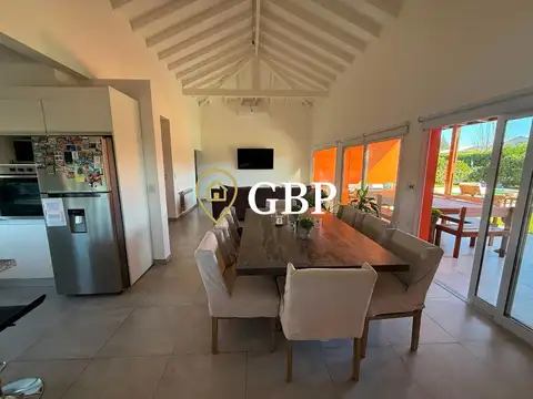 Casa en Venta con 3 cocheras