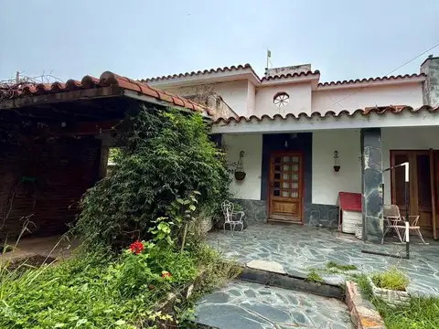 Casa 8 ambientes con 4 baños