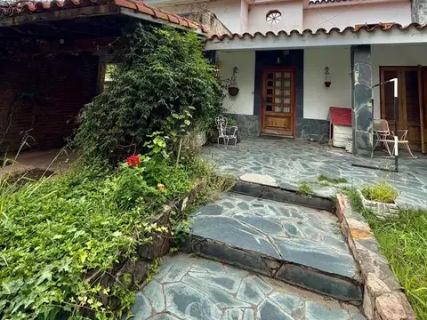 Casa 8 ambientes con 4 baños
