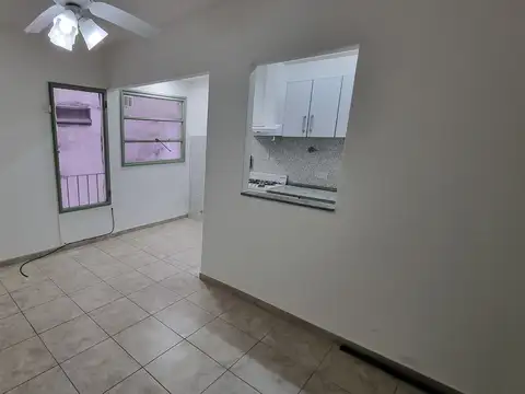 Excelente dto 2 ambientes en pleno centro comercial de Villa Del Parque 