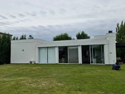 Casa Chalet  en Alquiler en San Sebastian, Escobar, G.B.A. Zona Norte