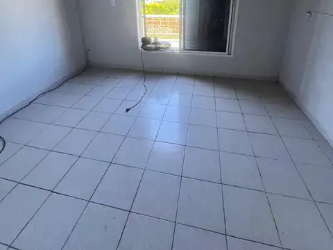 VENTA CASA + DPTO - 3 dormitorios + 2 baños.-