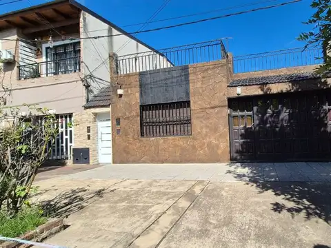 Venta casa barrio Urquiza con pileta 2 dormitorios
