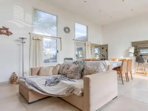 Casa en Venta con 4 cocheras