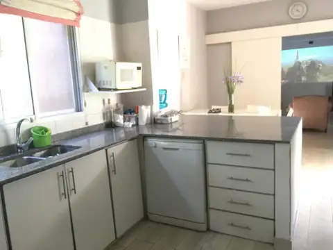 Casa 6 ambientes con 2 baños