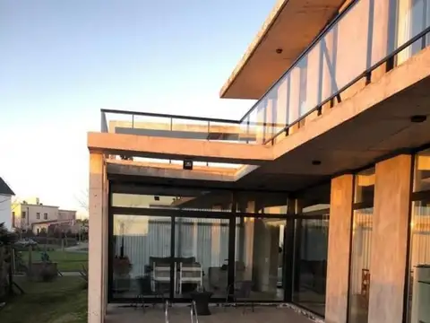 Casa 4 ambientes con 4 baños