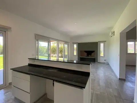 Casa en Alquiler con 3 cocheras