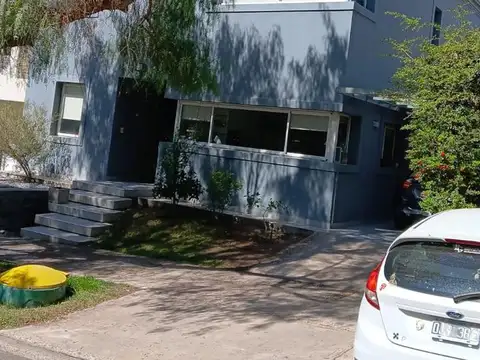 Casa Barrio Dalvian, 3 Dorm, 3 Baños, Calefacción, Jardín, Piscina, Apta Crédito