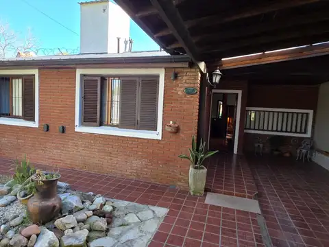 CHALET DE 4 AMBIENTES CON PISCINA – LA FLORIDA