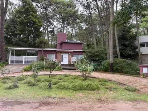 Maravillosa casa rodeada de bosque cerca del golf.