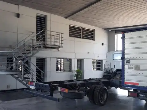 LOCAL COMERCIAL CON PLAYA DE EXPOSICIÓN SOBRE BLAS PARERA