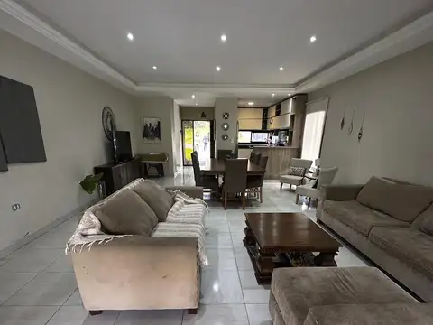 Casa en Venta con 2 cocheras