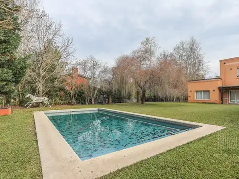 Casa en Venta con 4 cocheras