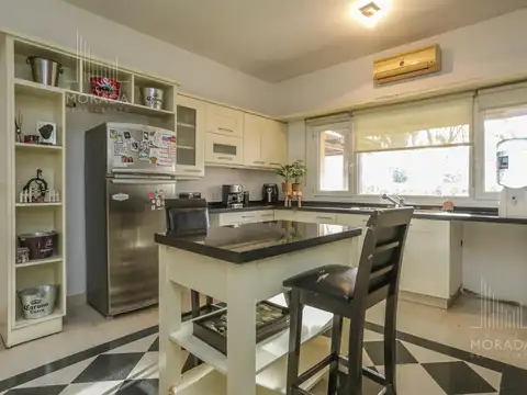 Casa 8 ambientes con 4 baños