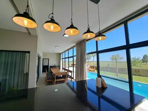 Casa 4 ambientes con 2 baños