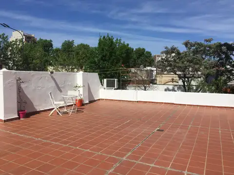  APTO CREDITO  Amplia casa de 4 ambientes con patio, terraza, garaje, dos baños y depósito.