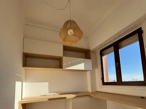 Piso de 4 ambientes con balcón corrido y vista al mar.