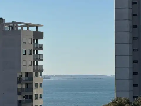 Piso de 4 ambientes con balcón corrido y vista al mar.