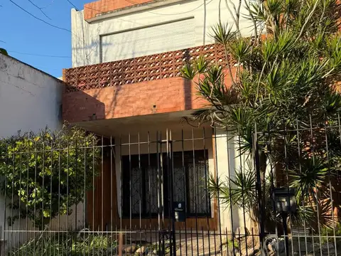 Casa De 5 Ambientes Con Parque, Pileta y Garage Para 3 Autos
