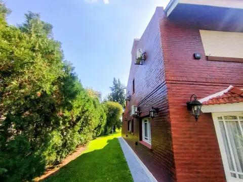 Casa 8 ambientes con 3 baños