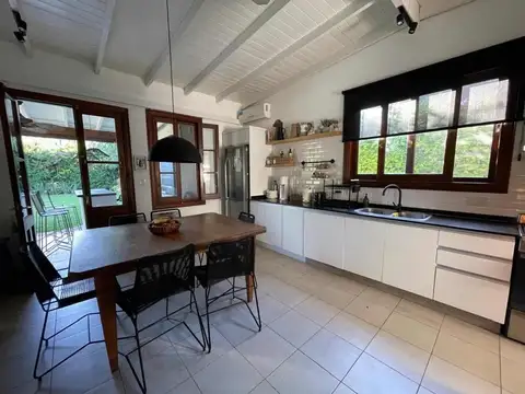 Casa en Venta con 4 cocheras