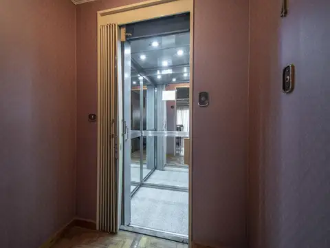 VENTA SEMIPISO DEPARTAMENTO 5 AMBIENTES CON COCHERA FIJA Y BAULERA - APTO CREDITO Y PERMUTA  