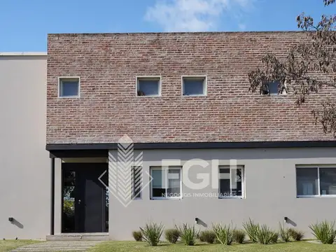 Casa 4 ambientes con 3 baños