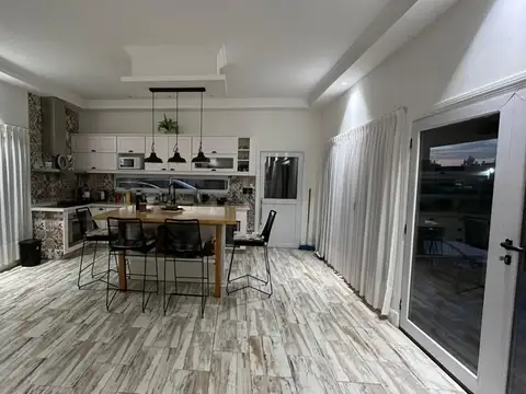 Casa en Alquiler con 3 cocheras