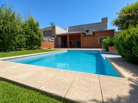 VENTA  - CASA 2 DORMITORIOS   COMODIN - PILETA - ROLDAN