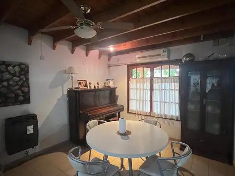 Casa 10 ambientes con 2 baños