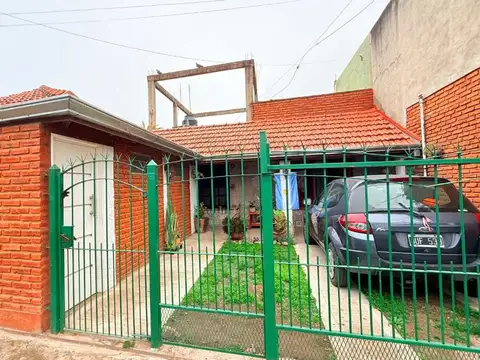 CASA VENTA BERAZATEGUI CON MONOMABIENTE AL FRENTE