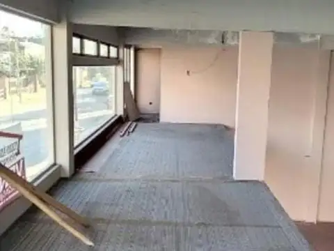 Santa Teresita Local en Importante Esquina