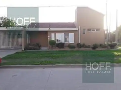Casa en Venta de 2 Dormitorios con Cochera y Patio (Centro de Villa Ángela)