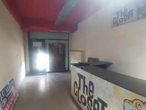 Local de 3 x 16 mts de fondo con vidriera sobre Avenida en z