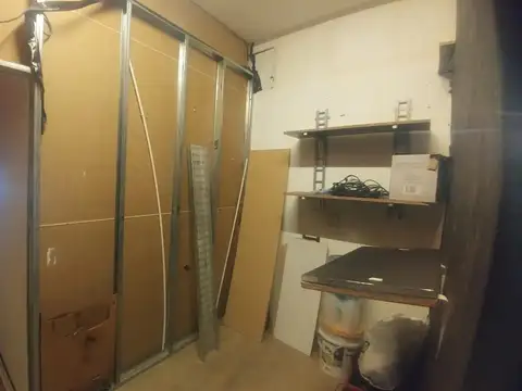 Local de 3 x 16 mts de fondo con vidriera sobre Avenida en z