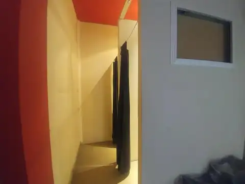 Local de 3 x 16 mts de fondo con vidriera sobre Avenida en z