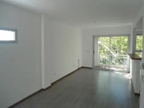 62 e 12 y 13 excelente mono ambiente cocina con barra desayunadora baño completo 