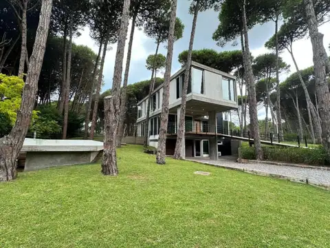 Casa en venta - 4 Dormitorios 4 Baños - Cariló