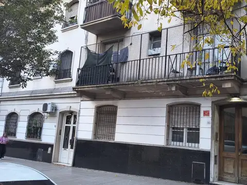 Amplios departamento 2 ambientes por escalera en Venta