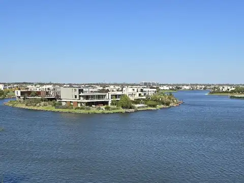 ALQUILER EXCLUSIVO EN ISLAS DEL GOLF, DEPARTAMENTO DE 3 AMBIENTES CON VISTA A LAGUNA CENTRAL, BALCÓN