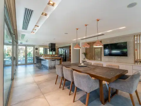 Casa en Venta con 2 cocheras